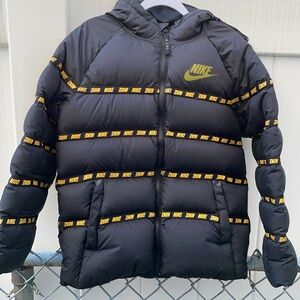 Softly used kid’s small Nike coat. The color is gold and black!